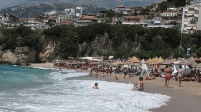 Turistja serbe ankohet për plazhin në Shqipëri:…