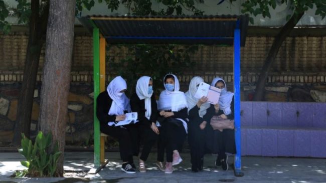 FOTO/ Vajzat afgane kthehen në shkollë në…