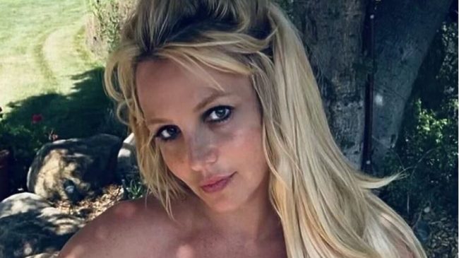 Britney Spears shpjegon arsyen pse pozoi topless:…