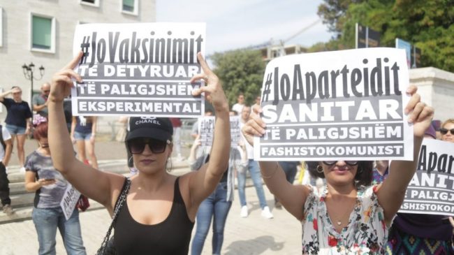 Qytetarët në Tiranë protestë kundër vaksinimit me…