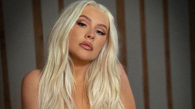Christina Aguilera rikrijon pozat topless të 20…