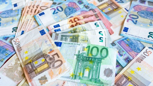 Shqiptarët mbajnë 4.9 miliardë euro në banka