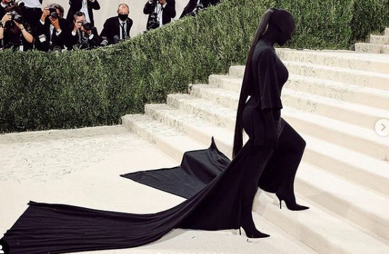 Kim Kardashian reagon pas kritikave për veshjen