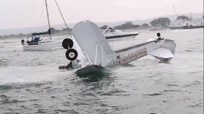 VIDEO/ Avioni rrëzohet në ujë, piloti bën…