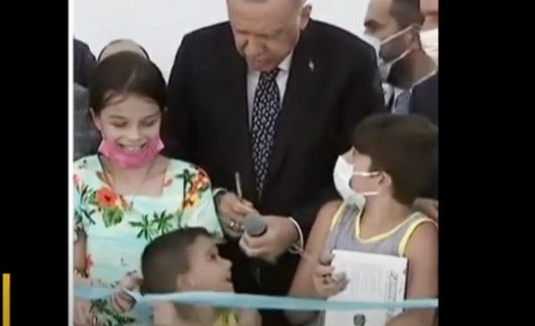Erdogan ‘hahet’ dhe me një fëmijë, qëllon…