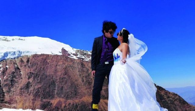 Martesë në mbi 6000 metra lartësi, çifti…