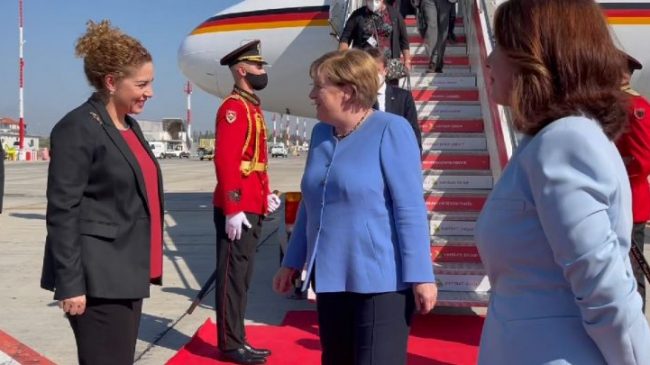 Zbarkon në Rinas Angela Merkel, blindohet kryeqyteti