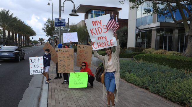 Prindërit protestojnë kundër vaksinimit të studentëve