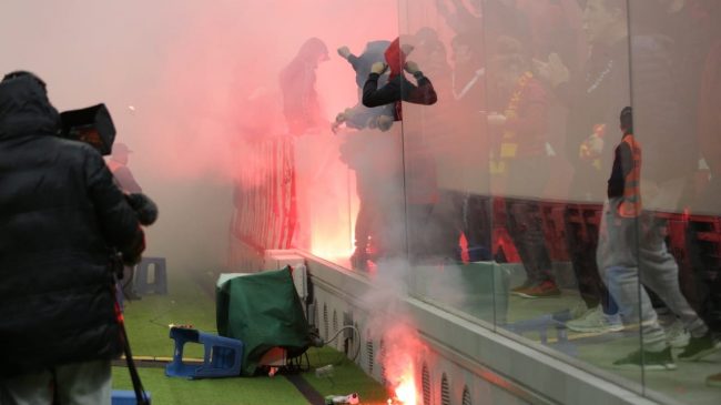 Derbi Partizani-Tirana, stadiumi tym edhe flakë, ndërpritet…