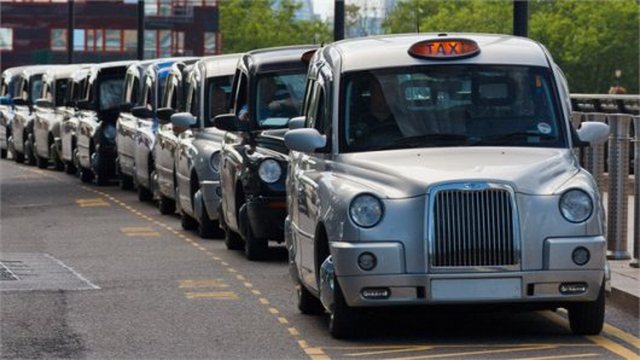 Anglia në krizë, kërkon 1000 shoferë taksie…
