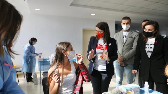 Studentët bojkotojnë qendrat e vaksinimit, 3 vaksinime…