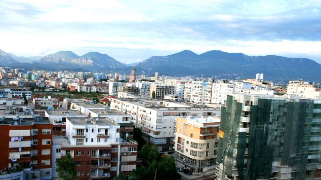 E rëndë në Tiranë/ Gruaja hidhet nga…