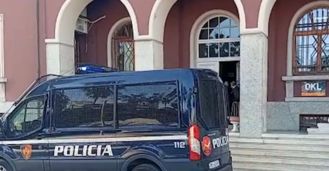 SPAK ‘zbarkon’ në bashkinë e Durrësit, arreston…