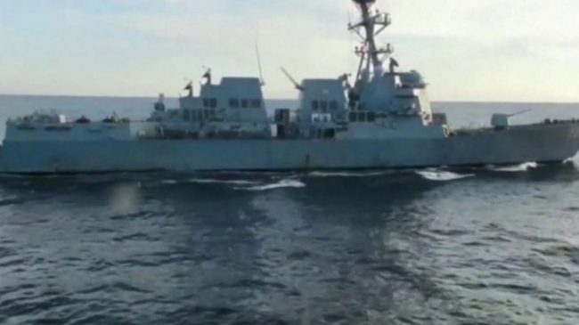 Tensione në det, Rusia: Përzumë anijen amerikane,…