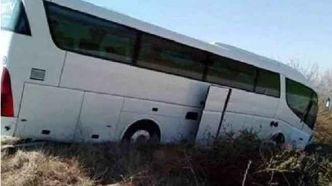 Autobusi i linjës Libohovë-Tiranë del nga rruga,…