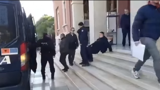 Video që po “bën namin”, Polici rrëzohet…