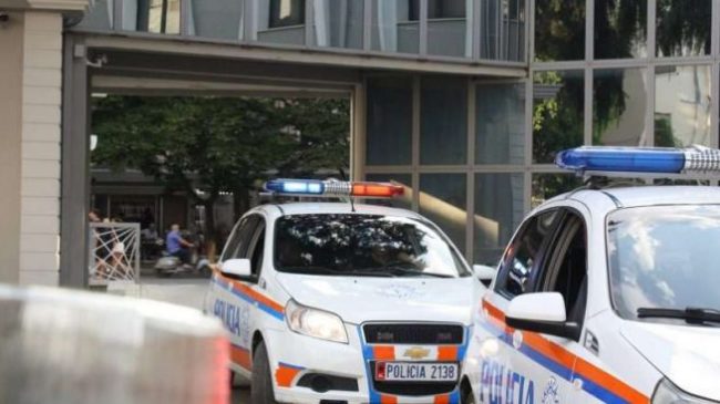 Shisnin drogë në Tiranë, policia arreston dy…