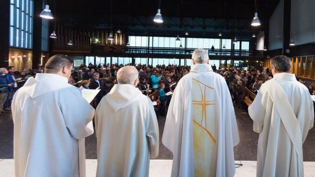 Skandal në Francë: 3200 priftërinj shfrytëzuan seksualisht…