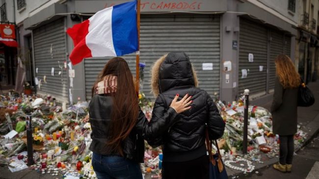 Franca kujton 130 viktimat e atentateve që…