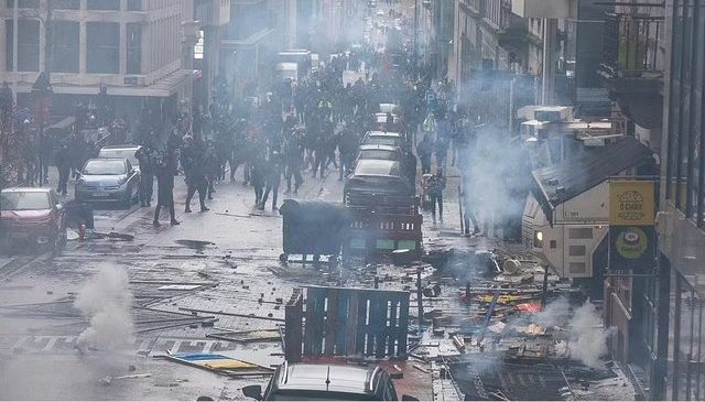 Dhunë në Bruksel / Mijëra protestues kundër…