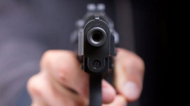 ‘Kërcet’ arma në Fushë-Kosovë, plagoset një person