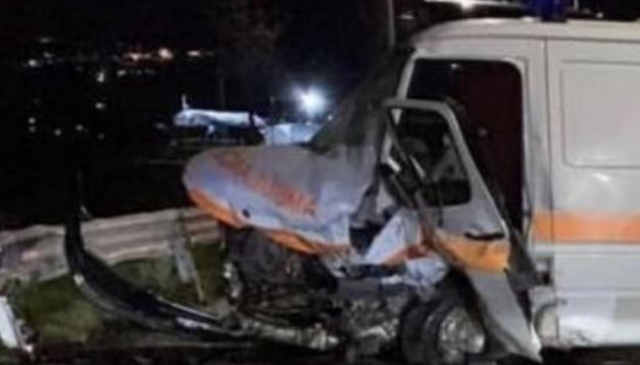 Ambulanca u përplas me Golfin | Vdes…
