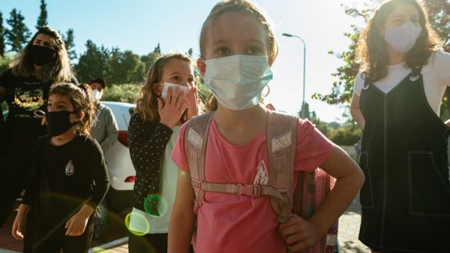 Vajza 8 vjeçare vendos maskën për t’i…