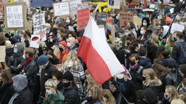 Polakët protestojnë në mbështetje të emigrantëve: Qeveria…