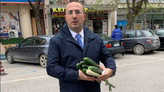 Me presh dhe kastraveca në duar, deputeti&hellip;