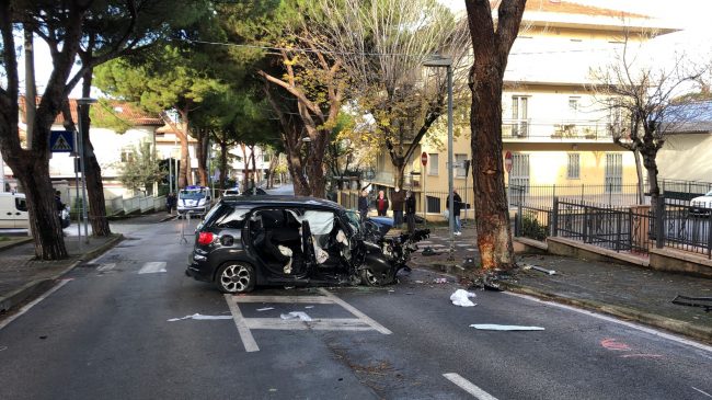 Tragjike në Itali | Makina përplaset me…