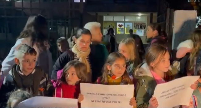 Nxënës e prindër protestojnë në Pojan kundër…