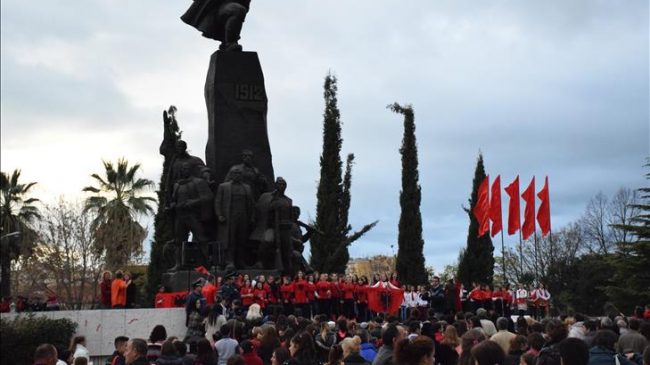 Shqiptarët e Kosovës festojnë 28 Nëntorin në…