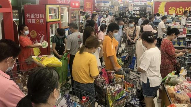 Kina pritet të ‘izolohet’, u kërkon familjeve…