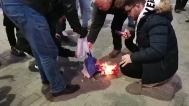 Protesta para kryeministrisë! Tubuesit djegin flamurin serb