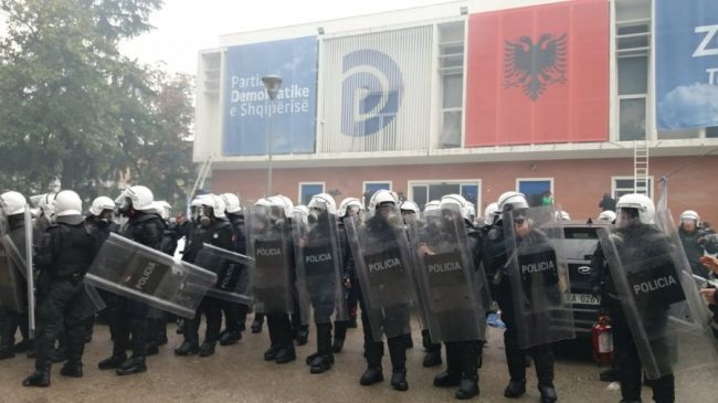 Protesta e Berishës| Policia arreston protestuesit që…