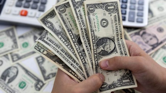 Këmbimi valutor, Dollari pëson rënie