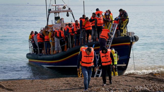 11 shqiptarë deportohen sa mbërrijnë në Angli,…