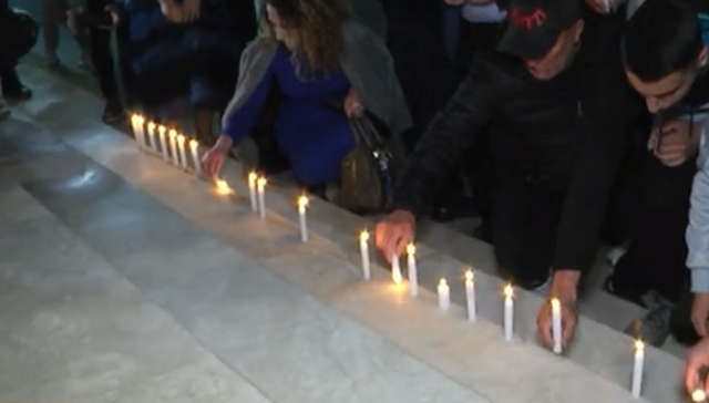 Protesta për Learin/ Qytetarët ndezin qirinj në…