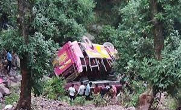Tragjedi në Indi, autobusi aksidentohet, 26 të…
