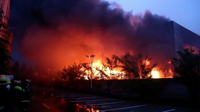 Kinë/ Zjarr në fabrikë, humbin jetën 38…