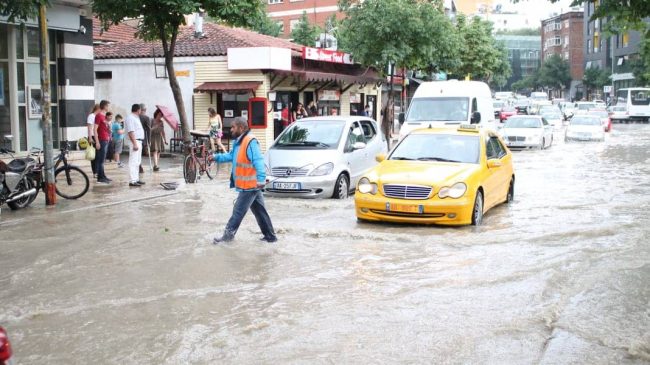Përmbytjet “mbërthejnë” Shqipërinë, ndalohet qarkullimi në aksin…