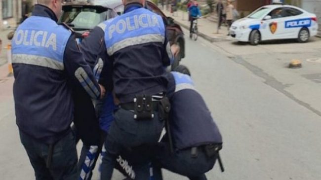 Zbulohen dy të rinjtë gjobëvënës në Tiranë:…