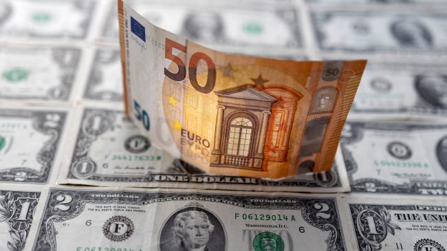 Barazohet me Dollarin, rritet vlera e Euros