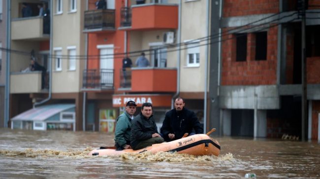 Përmbytjet masive në Shkodër/ Banorët: Jemi të…