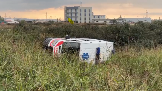 Përmbyset ambulanca në autostradën Tiranë-Lezhë, disa të…