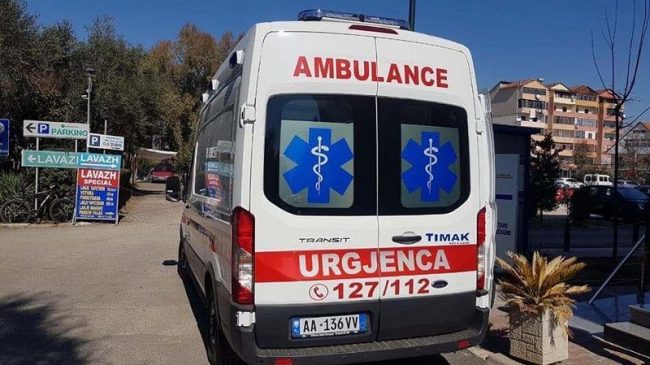 Punonjësja e spitalit në Tepelenë bie në…
