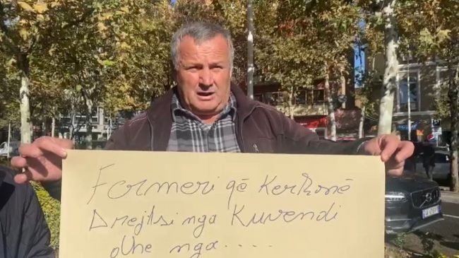 Fermeri proteston i vetëm para Kuvendit: Miliona…