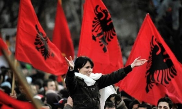 Flamujt shqiptarë në veri të Kosovës, Serbia:…