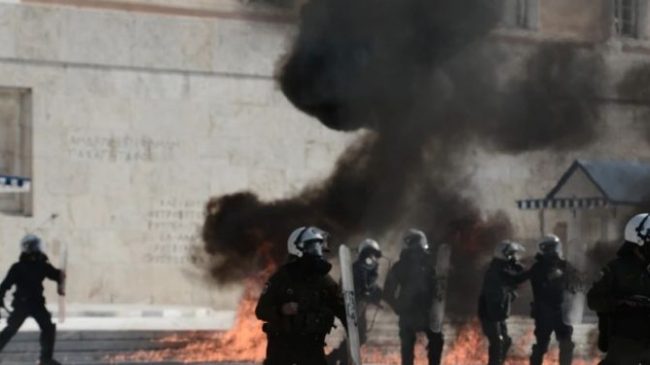 Greqi, qytetarët protestojnë për shkak të krizës…