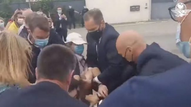 Incident, një grua e qëllon Macron me…